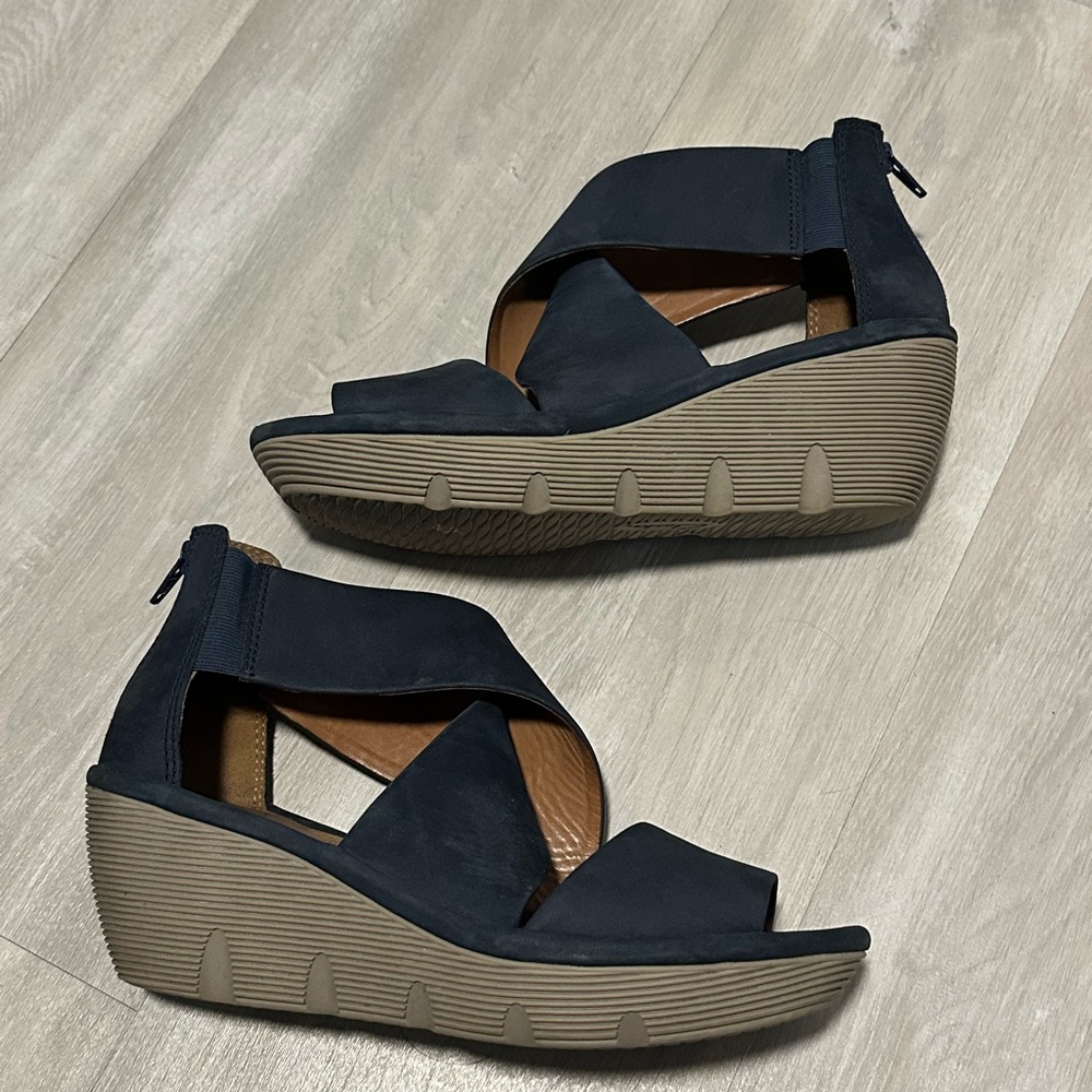Clark’s Navy Blue Wedge Leather Sandals Sz 9